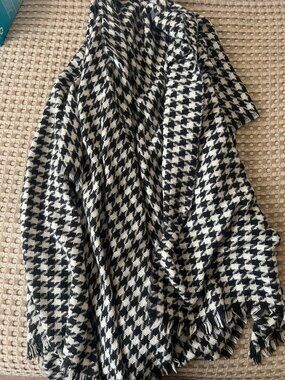Black & White Houndstooth Poncho/Wrap, One Size, NWOT